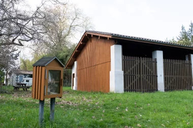 Parc du Limancet St Medard grange et boite a livre.